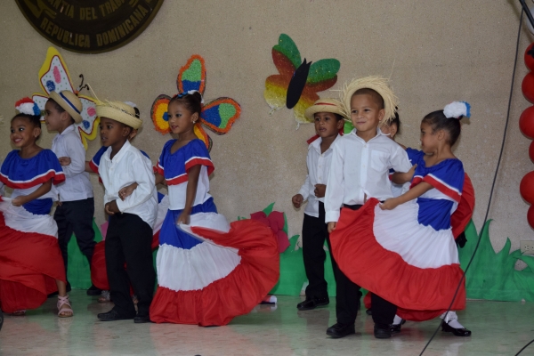 Niños y Niñas de las Estancias Infantiles presentan baile en honor a la patria