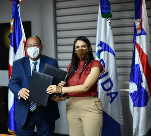 Carolina Serrata Méndez, Directora General de la DIDA y Julio César Cedeño, director de Bienes Nacionales y del Consejo Estatal del Azúcar (CEA)