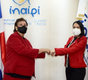 Carolina Serrata Méndez asiste a encendido de Árbol de Navidad de INAIPI
