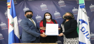 Carolina Serrata Méndez, recibe reconocimiento por el alto ranking que obtuvo la DIDA en el indicador del Plan de Capacitación del Sistema de Monitoreo (SISMAP)