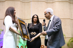 Titular de la DIDA recibe reconocimiento al mérito profesional del año