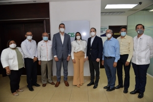 Carolina Serrata Méndez recibe apoyo sectores productivos de Santiago.