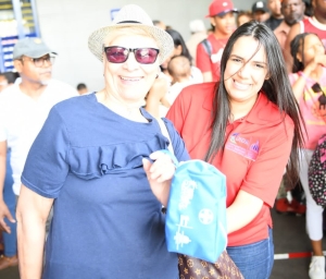 Carolina Serrata Méndez, junto a decenas de colaboradores se desplegó a las paradas de autobuses para educar a los ciudadanos que se dirigen al interior del país para disfrutar de esta Semana Mayor