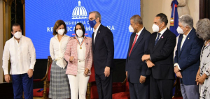 Carolina Serrata Méndez, recibe medalla al Premio Nacional a la Calidad otorgado a la DIDA por el Ministerio de Administración Pública (MAP)