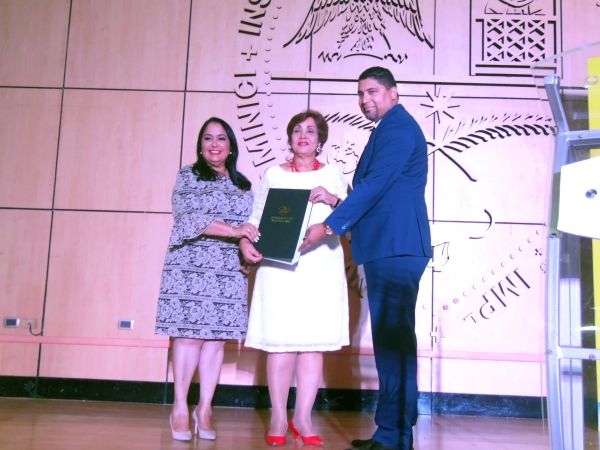 La directora de la DIDA, Nélsida Marmolejos, recibe reconocimiento al mérito