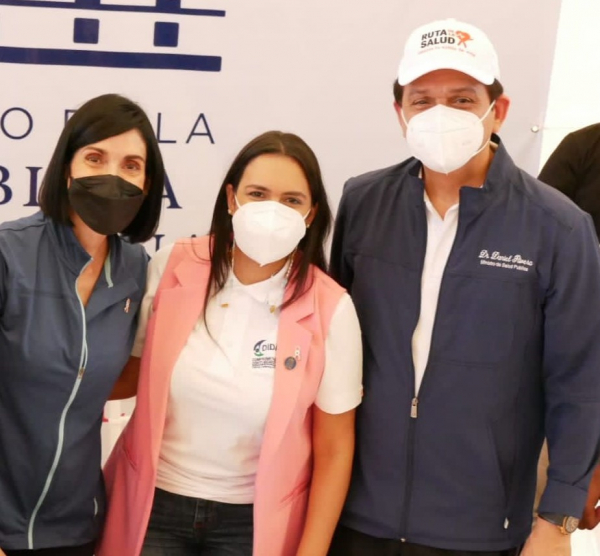 Carolina Serreta Méndez, directora general de la DIDA, camina en la Ruta de la Salud en Montecristi