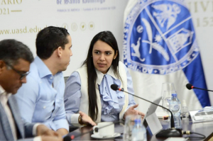 La titular de la DIDA, Carolina Serrata Méndez, participa en Mesa Temática de Seguridad social