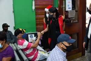 Titular de la DIDA, Carolina Serrata Méndez, recibe a los afiliados en ambiente navideño